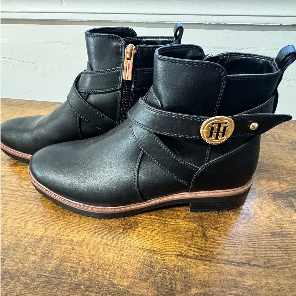 Tommy Hilfiger Fennie Women’s Ankle Boots Size 7 – Gold TH Logo Hardware